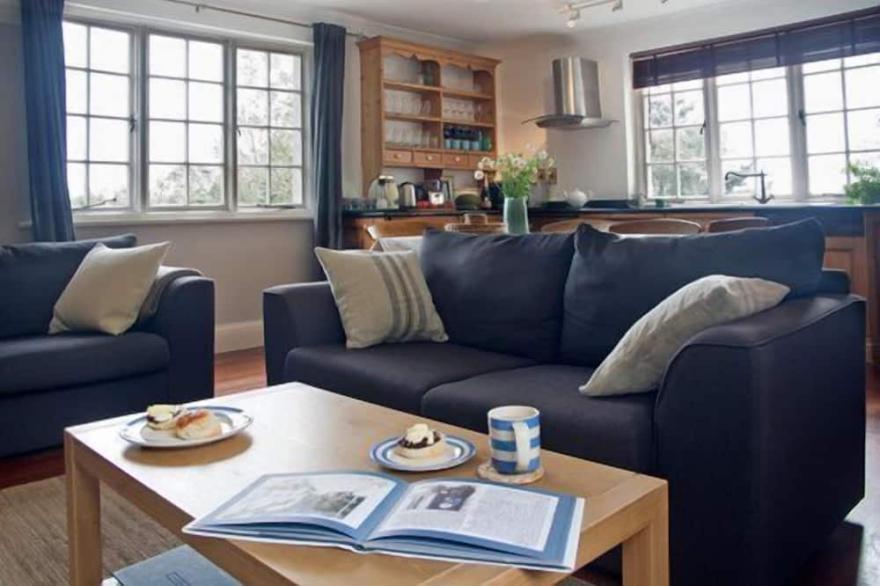 Moonsail in Cadgwith Cove- sleeps 4 guests  in 2 bedrooms