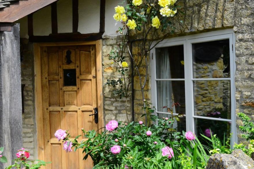 Characterful 16th Century Cottage, off street parking, 2 Min Walk to Village!