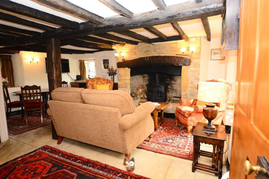 Characterful 16th Century Cottage, off street parking, 2 Min Walk to Village!