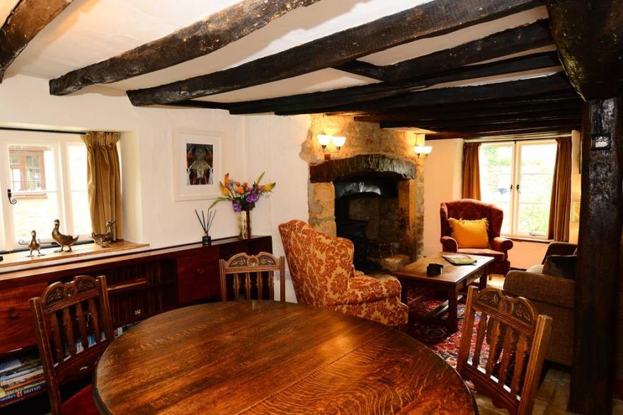 Characterful 16th Century Cottage, off street parking, 2 Min Walk to Village!