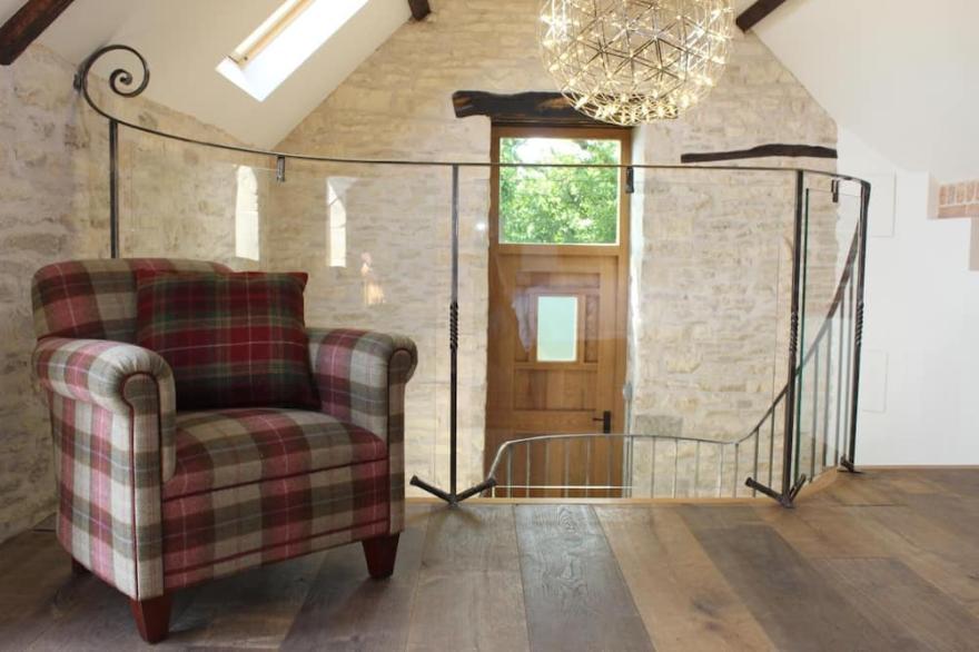 Tranquil Luxury Barn, panoramic views, newly refurbished -  organic farm (2A2C)