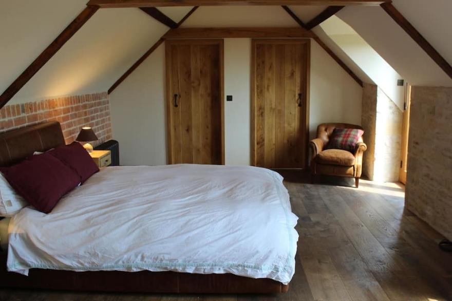 Tranquil Luxury Barn, panoramic views, newly refurbished -  organic farm (2A2C)