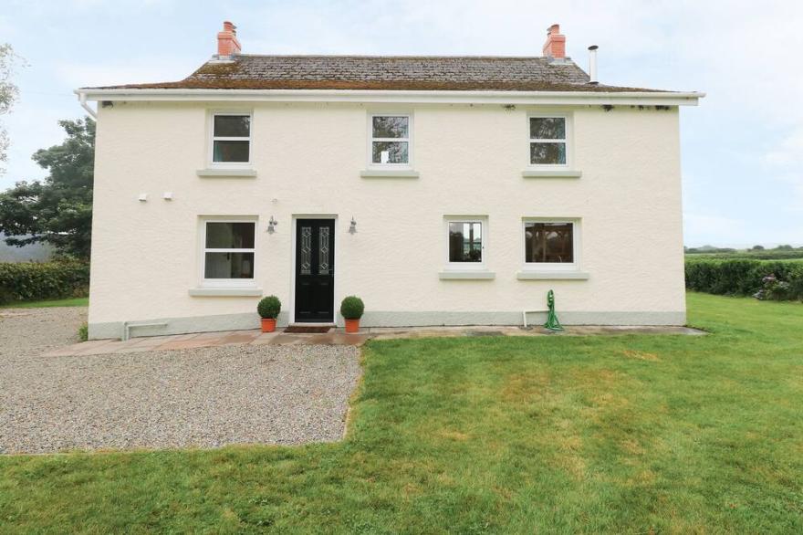 COPYBUSH COTTAGE, pet friendly, luxury holiday cottage in Lawrenny