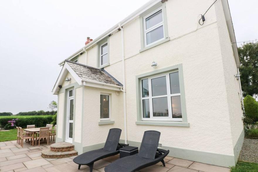 COPYBUSH COTTAGE, pet friendly, luxury holiday cottage in Lawrenny