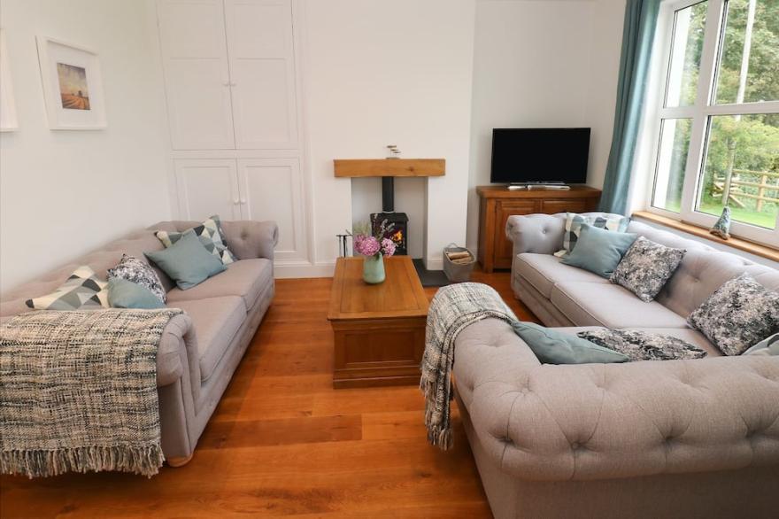 COPYBUSH COTTAGE, pet friendly, luxury holiday cottage in Lawrenny