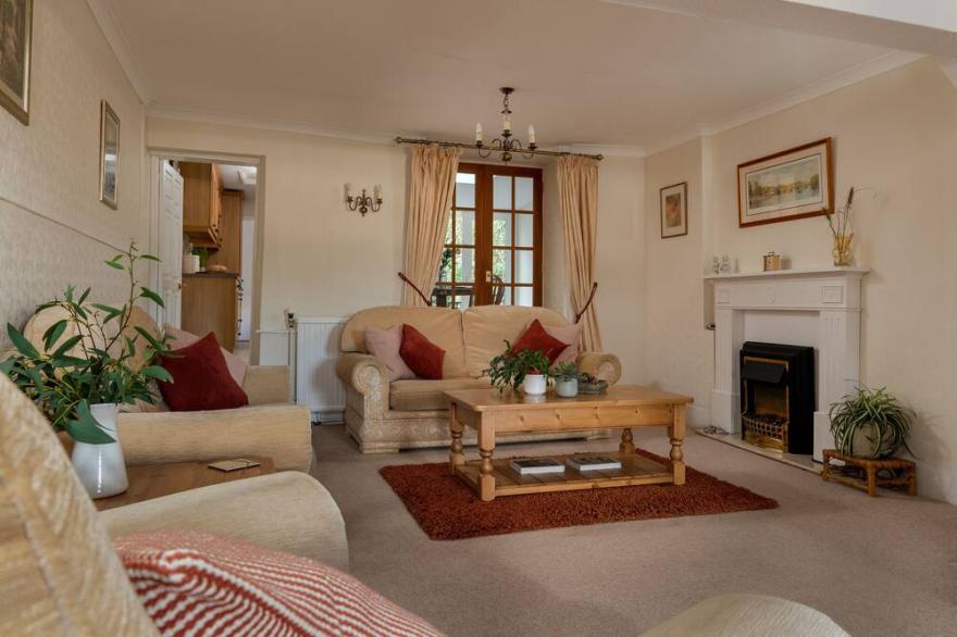 Fantastic River Views from superbly positioned house almost on the level Sleeps6