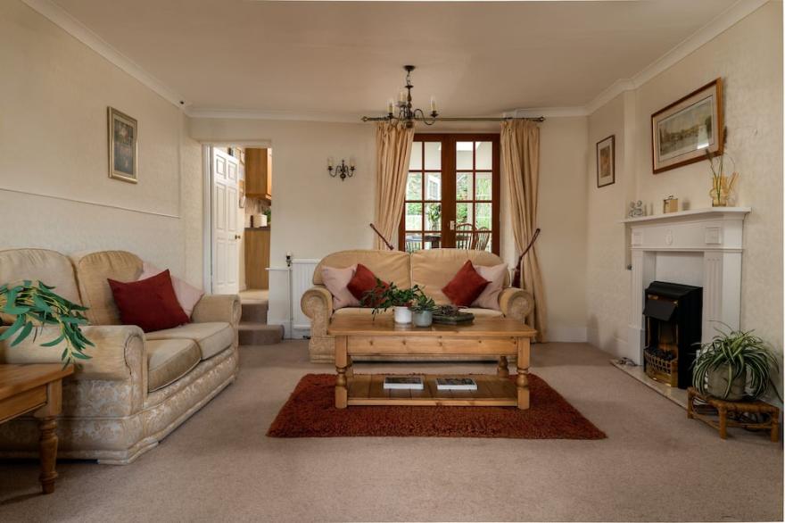 Fantastic River Views from superbly positioned house almost on the level Sleeps6