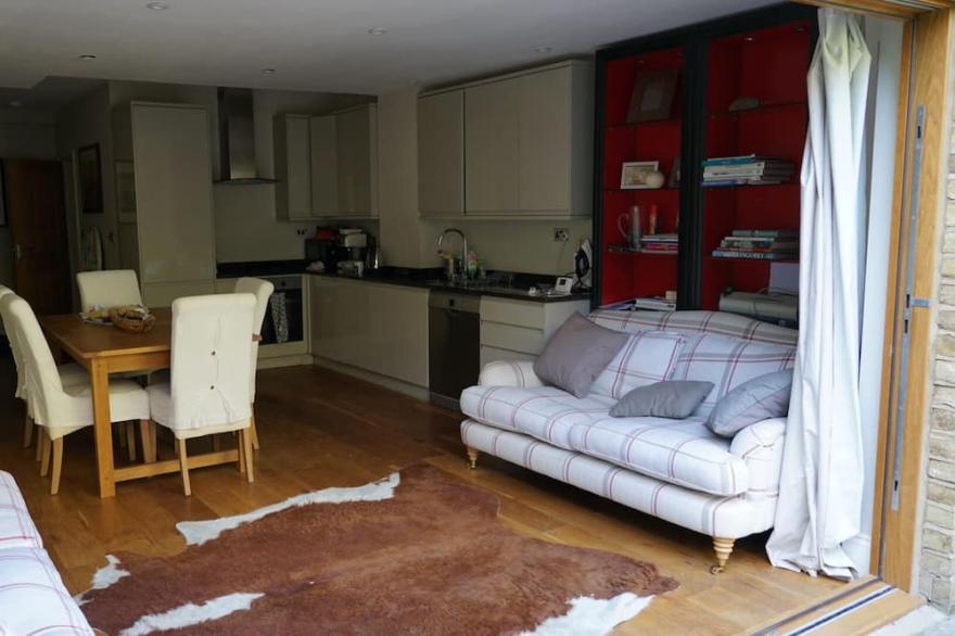 Fabulous spacious Garden flat with south facing garden