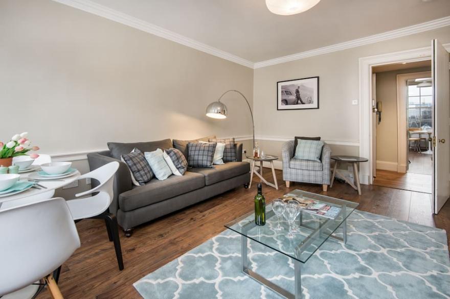 Central Edinburgh apartment, just minutes away from the city's key attractions