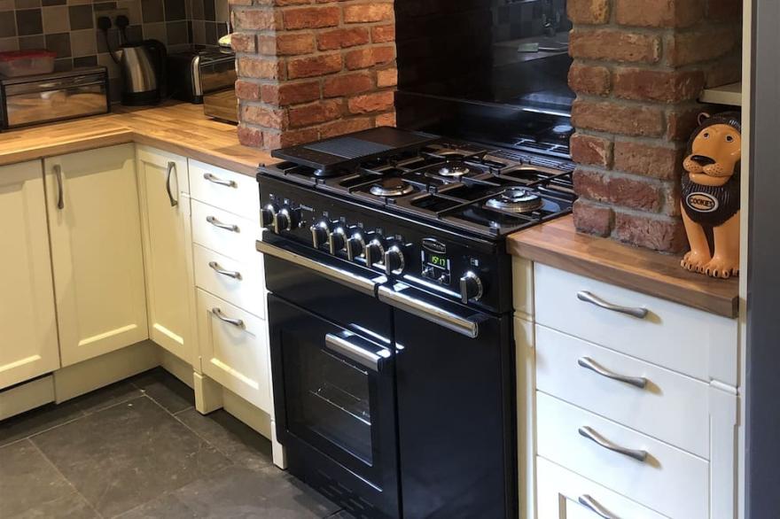 Beautifully refurbished Victorian stone house in historic Spa-Town