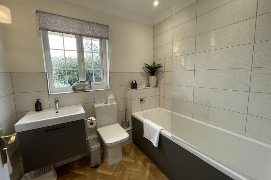 Large Garden, Child Friendly, 10 mins walk to beach, less to park & village