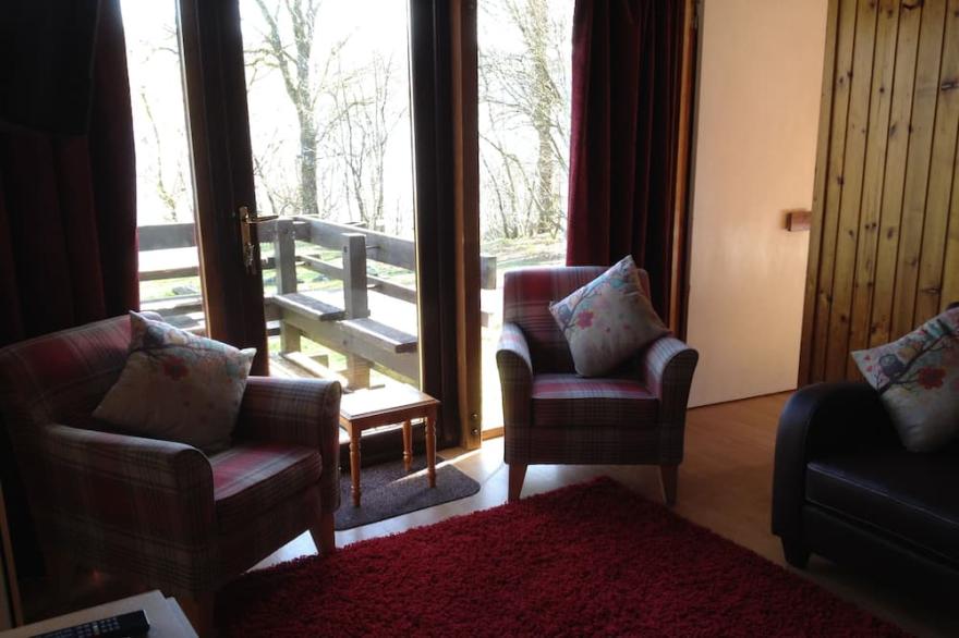 Cosy cabin with open views of Loch Awe.
