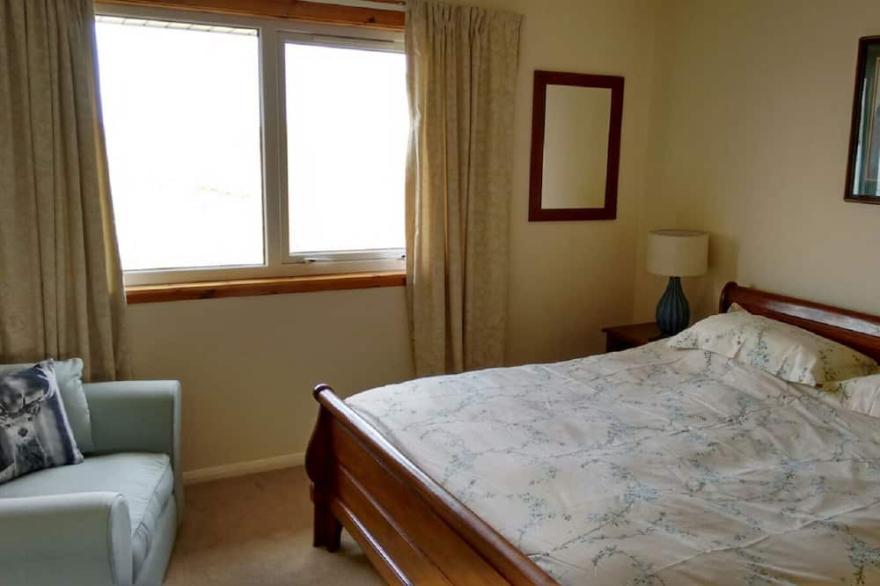 Idyllically located bungalow, beautiful view 20 mls from Stornoway Isle of Lewis