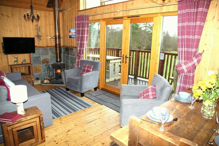Charming log cabin with great views over beautiful Loch Awe and mountains beyond