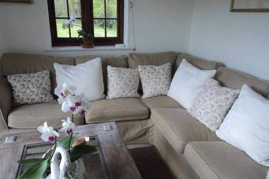 Stunning 5 Star cottage set in 4 acres in AONB. Close to beach/harbour. Sleeps 4