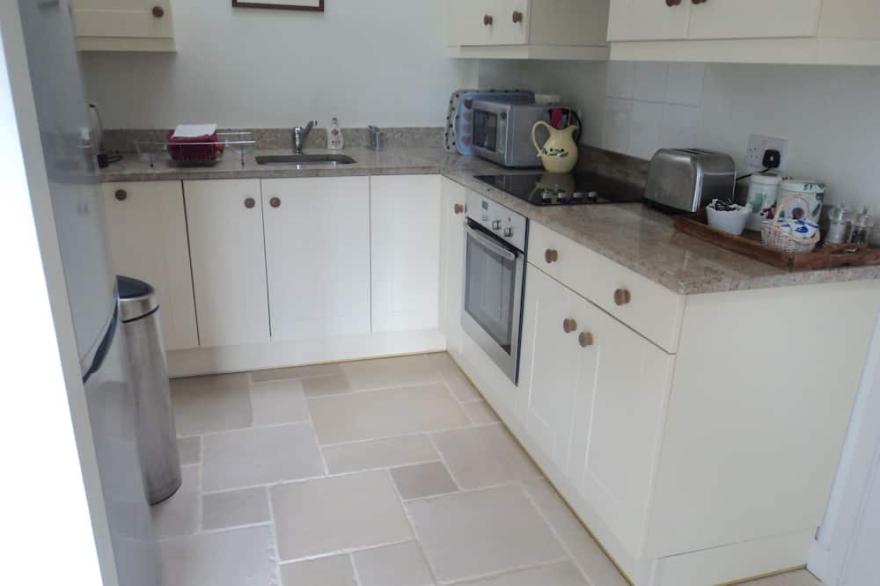 Stunning 5 Star cottage set in 4 acres in AONB. Close to beach/harbour. Sleeps 4