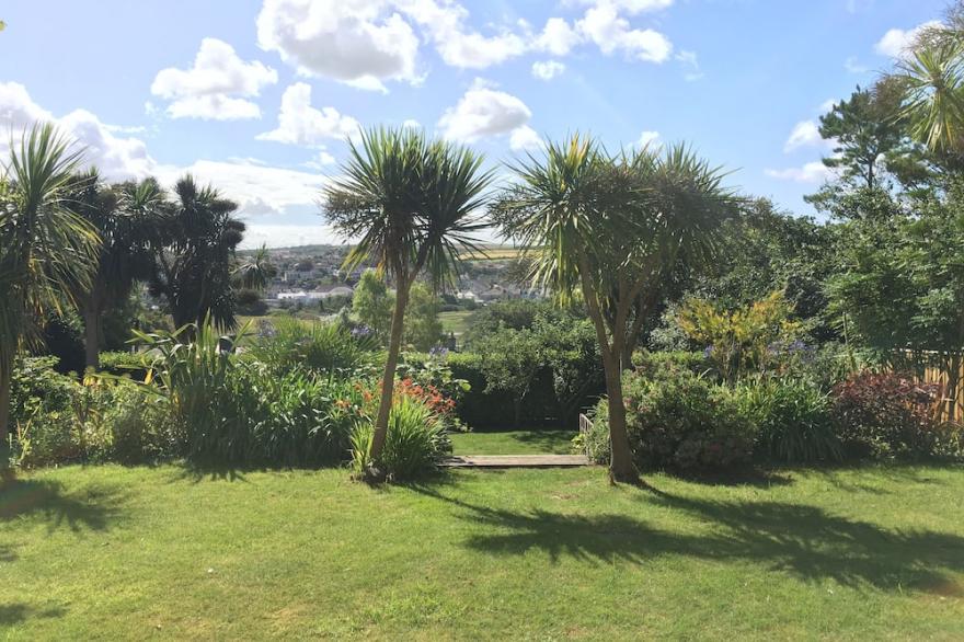 Detached 4-bedroom house close to beach and town with beautiful private garden.