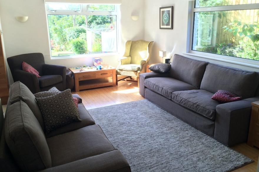 Detached 4-bedroom house close to beach and town with beautiful private garden.
