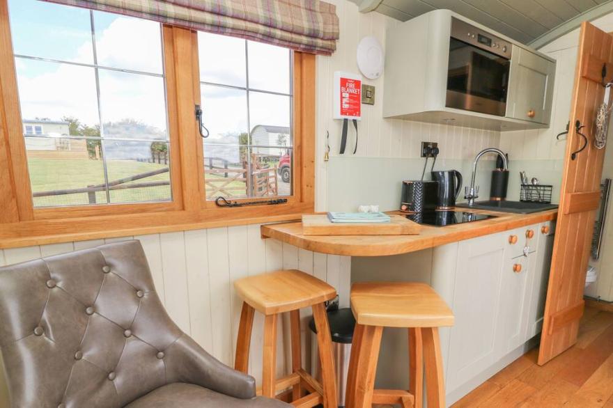 IVY'S WAY, pet friendly, country holiday cottage in Rhayader