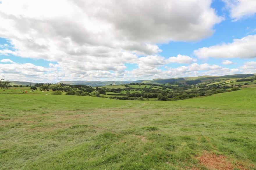 IVY'S WAY, pet friendly, country holiday cottage in Rhayader
