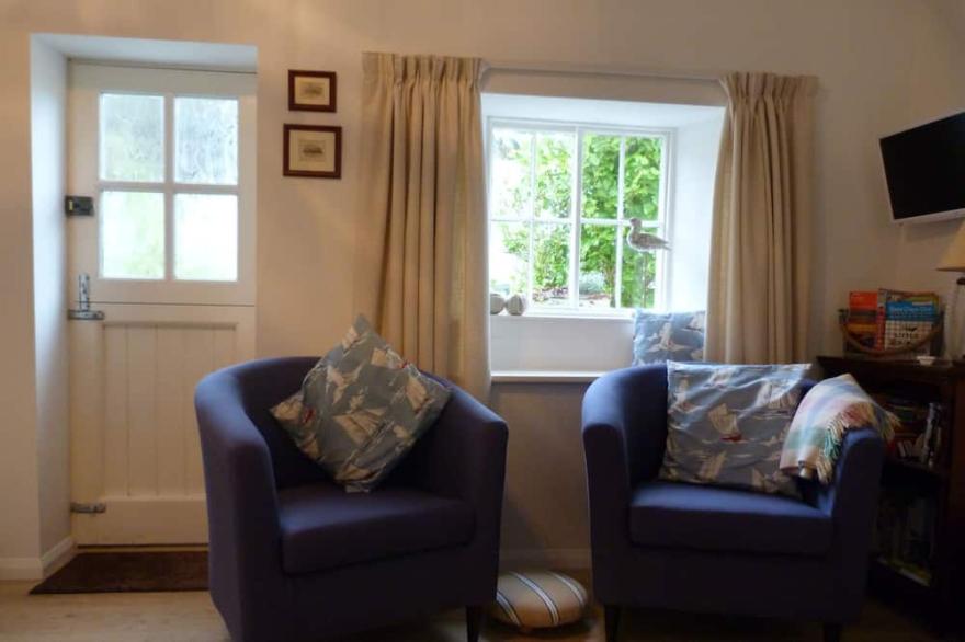 Cosy Stoneturner's Cottage, Lizard Village, fully equipped, private garden