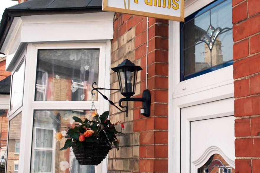 The Palms - a pleasant  and spacious holiday home for 8 - 10.