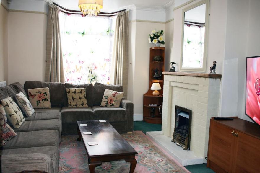 The Palms - a pleasant  and spacious holiday home for 8 - 10.
