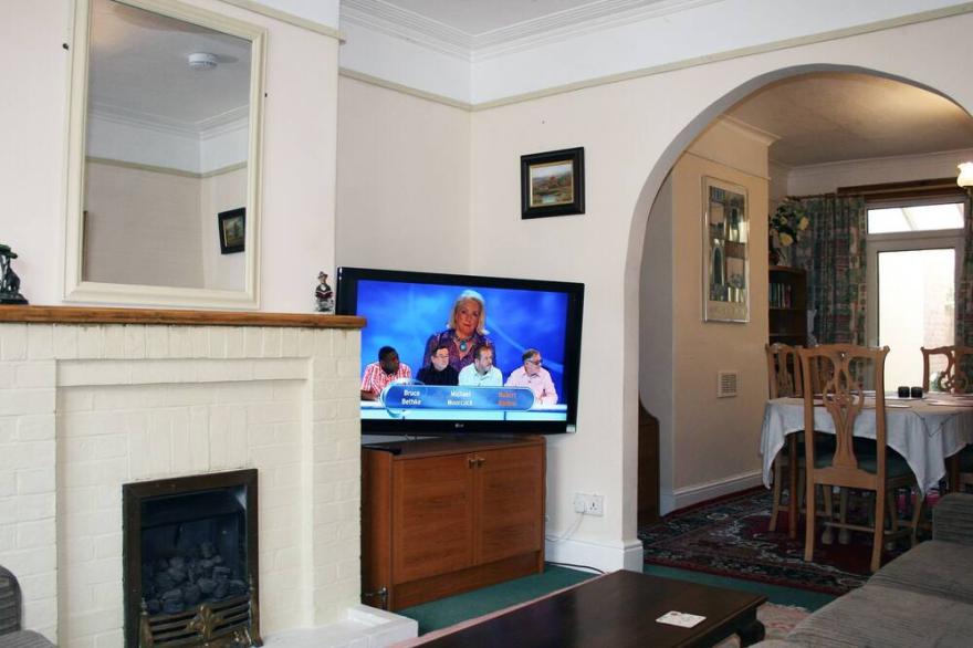 The Palms - a pleasant  and spacious holiday home for 8 - 10.