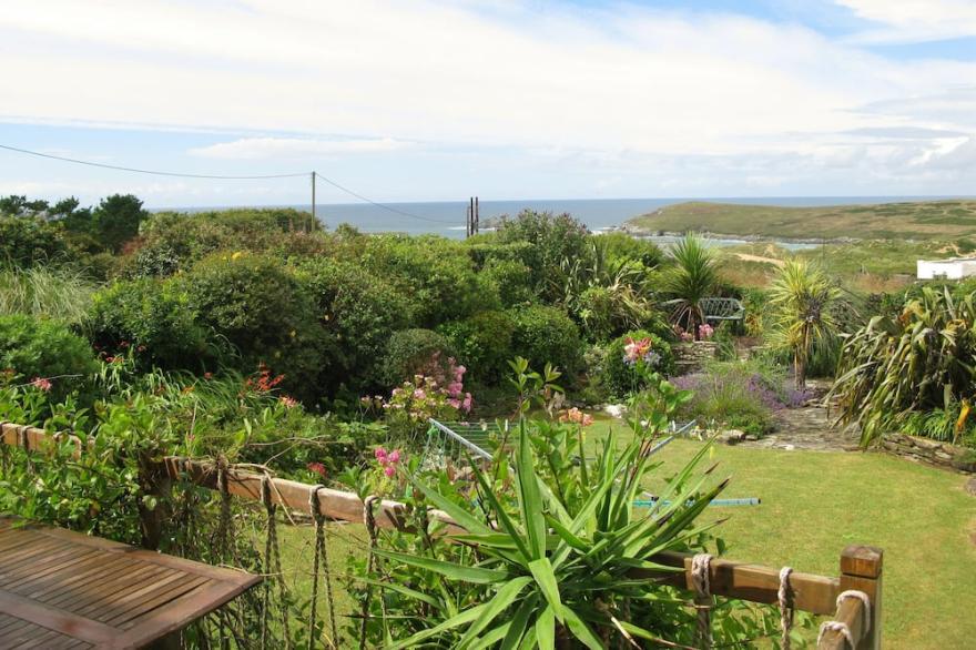 Crantock Cottage, stunning sea views, 10 mins to beach & equipped for children