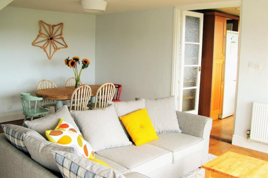Crantock Cottage, stunning sea views, 10 mins to beach & equipped for children