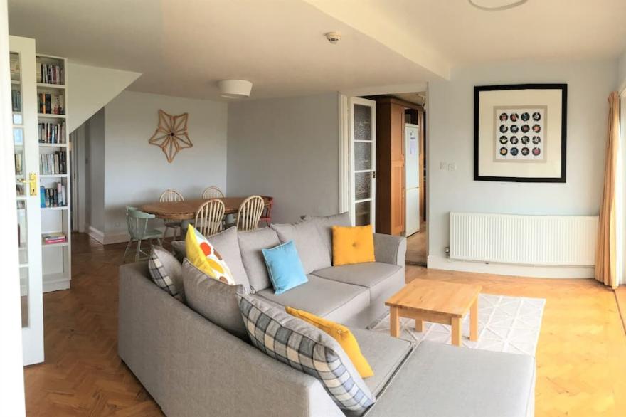 Crantock Cottage, stunning sea views, 10 mins to beach & equipped for children
