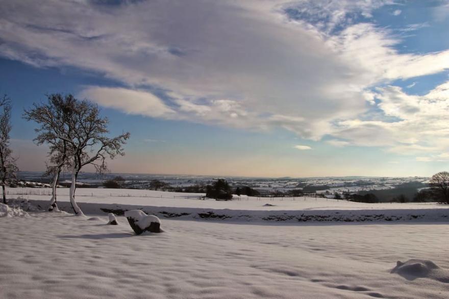 Luxury Cottage, stunning views, in 31 acres of private land. Close to Chatsworth