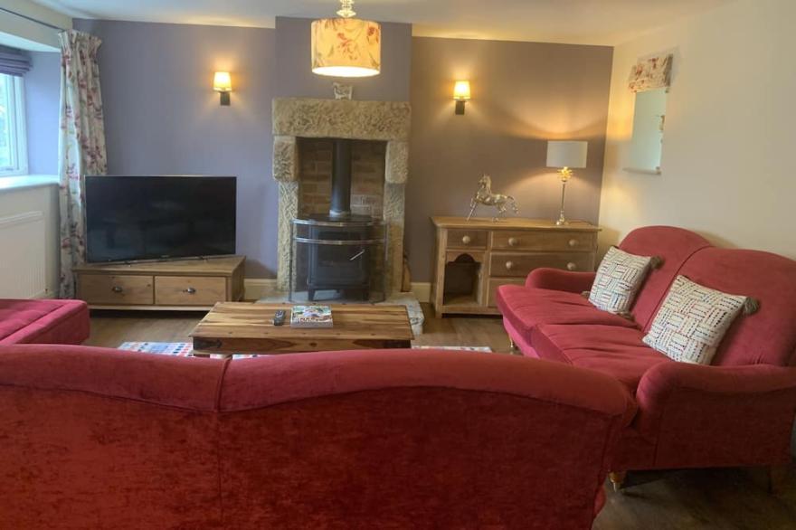Luxury Cottage, stunning views, in 31 acres of private land. Close to Chatsworth