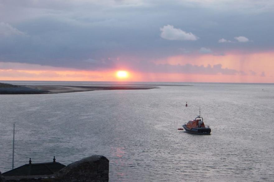 18th Century Cottage On Waterfront, Panoramic Sea Views, Courtyard Garden