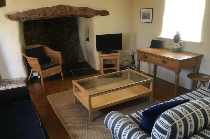 Cosy, peaceful cottage in Manorbier, Pembrokeshire for 5/6, a mile from beach