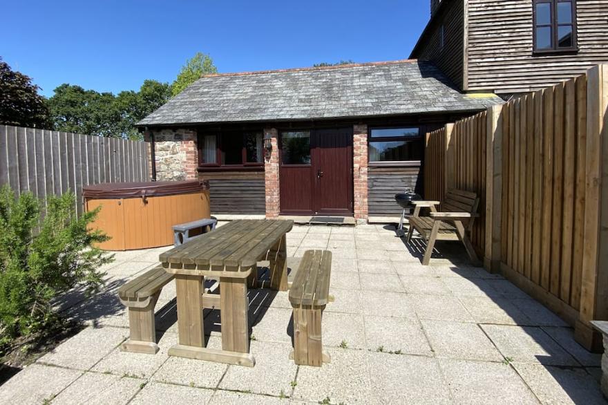 Owls Roost, charming Lakeside cottage with fishing, hot tub sleeps 2-4 guests