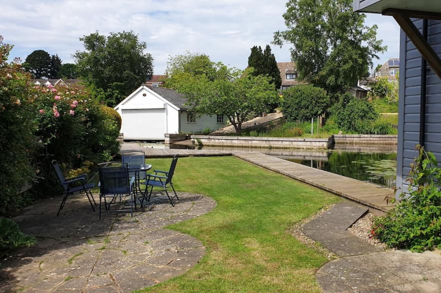 Waterside House With Garden (3 Bedrooms - Sleeps 5)