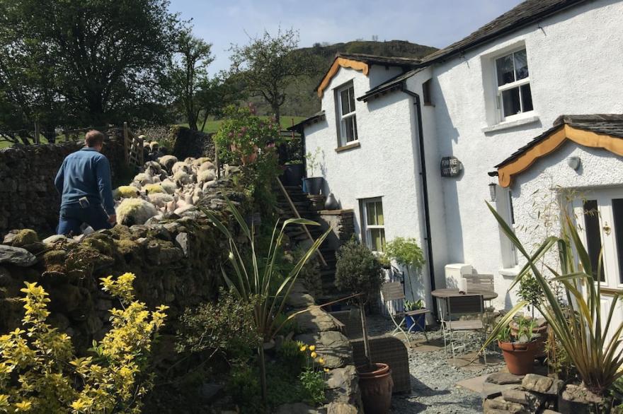 CHARACTERFUL LAKELAND COTTAGE,WIFI, SKYTV, LOG FIRES IN PICTURESQUE SETTING