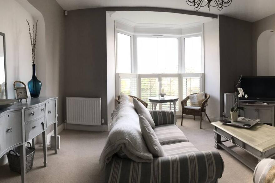 Enchanting Mumbles Sea view Apartment Courtyard Garden, Parking, Sea shore 200m