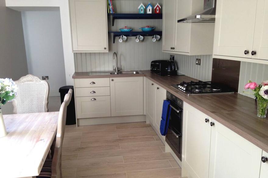 Enchanting Mumbles Sea view Apartment Courtyard Garden, Parking, Sea shore 200m