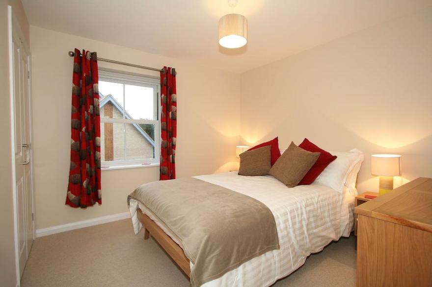 Modern Cottage In Traditional Style With Parking On Cathedral Doorstep