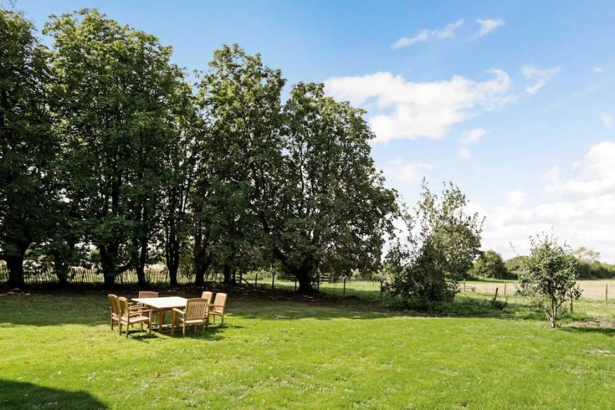 Dog friendly Cotswold holiday cottage near Oxford - Meadow Cottage