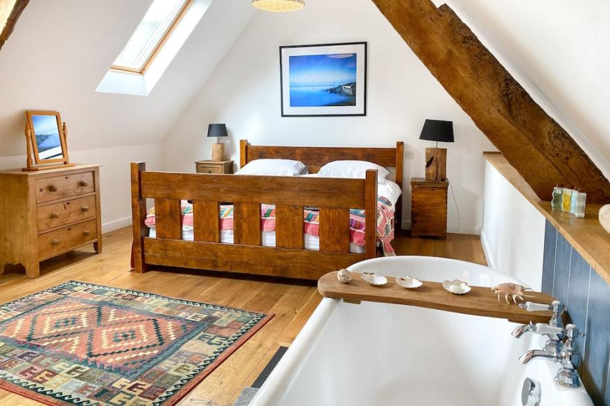 A Perfect Getaway Holiday Home, Impeccably Stylish, Rustic Luxury