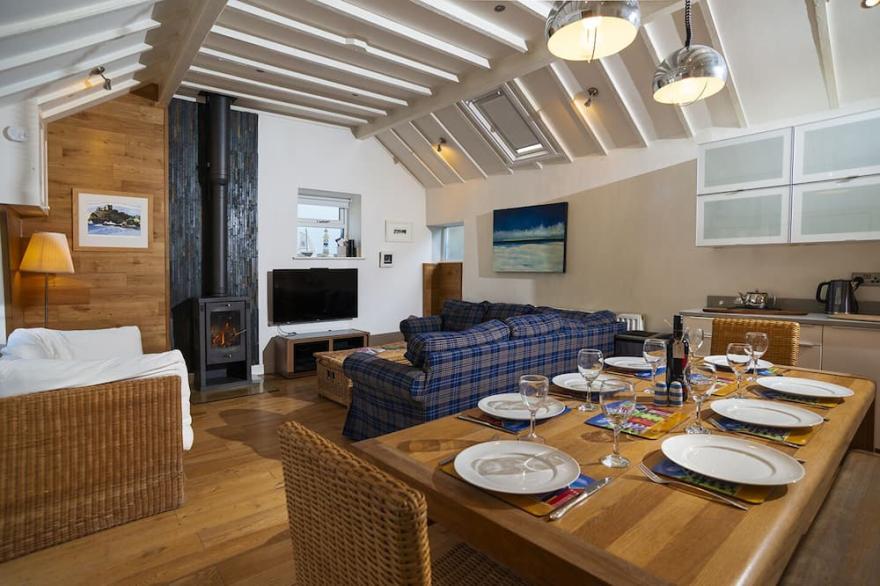 Luxury  Cottage With Stunning Garden, Sauna And Hot Tub in Morfa Nefyn