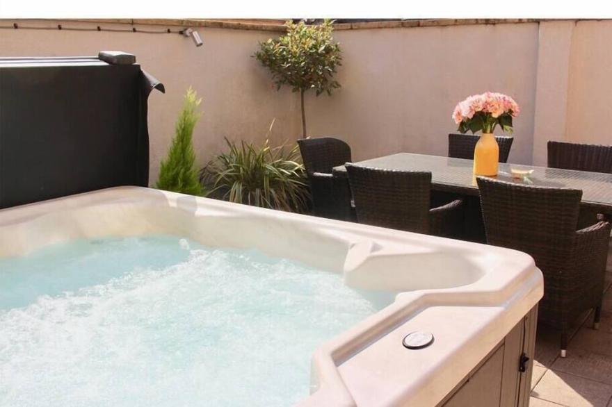 Dream Stays Bath - Trim Street (hot tub)