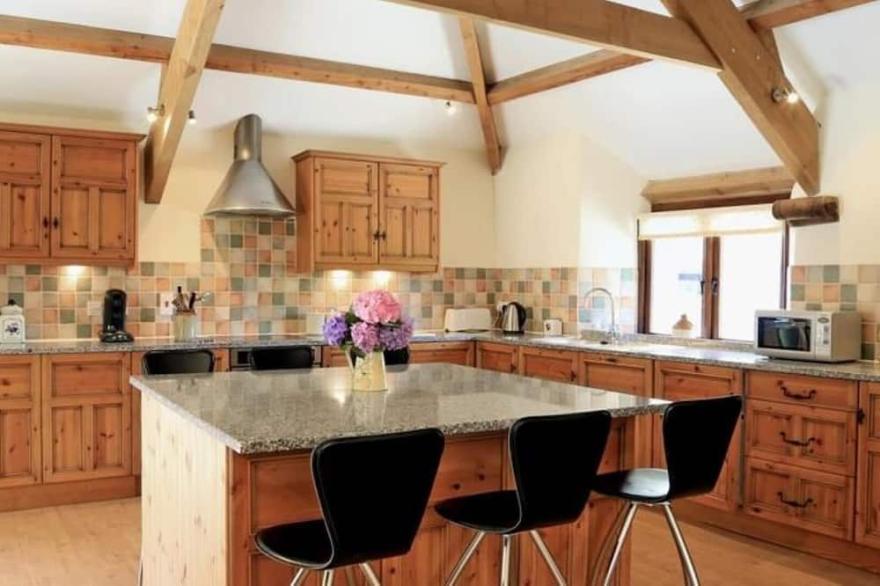 LOVELY LARGE BARN CONVERSION NR DARTMOUTH - VILLAGE PUB, COUNTRY WALKS, WIFI