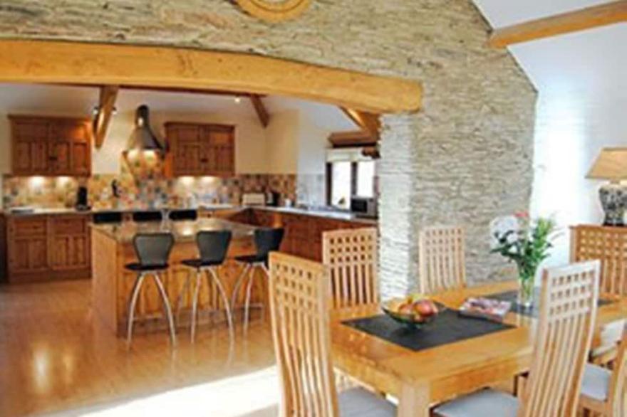 LOVELY LARGE BARN CONVERSION NR DARTMOUTH - VILLAGE PUB, COUNTRY WALKS, WIFI