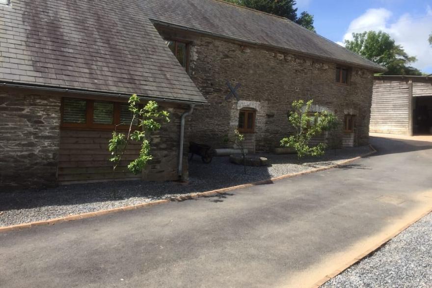 LOVELY LARGE BARN CONVERSION NR DARTMOUTH - VILLAGE PUB, COUNTRY WALKS, WIFI