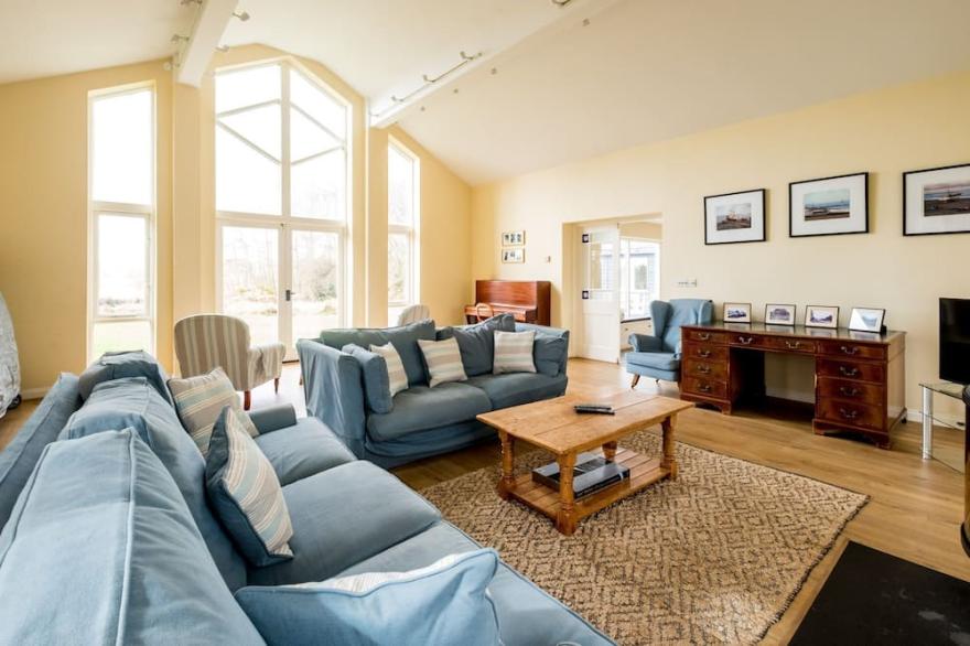 Crossing Cottage - sleeps 9 guests  in 4 bedrooms