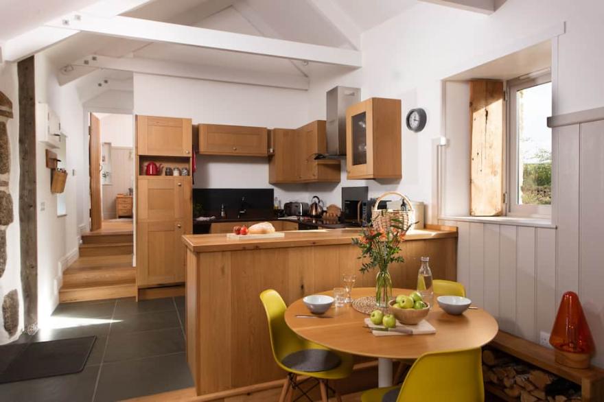 Idyllic rural retreat near Treen, Porthcurno,Mousehole, Minack Theatre, Beaches